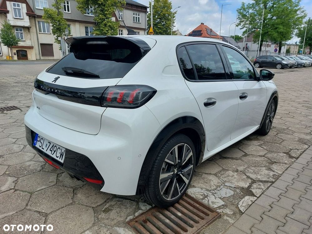 Peugeot 208 - 8