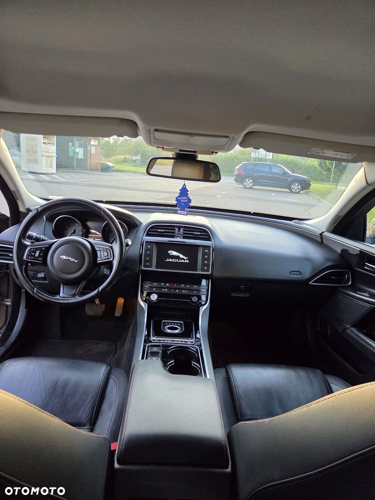 Jaguar XE - 7