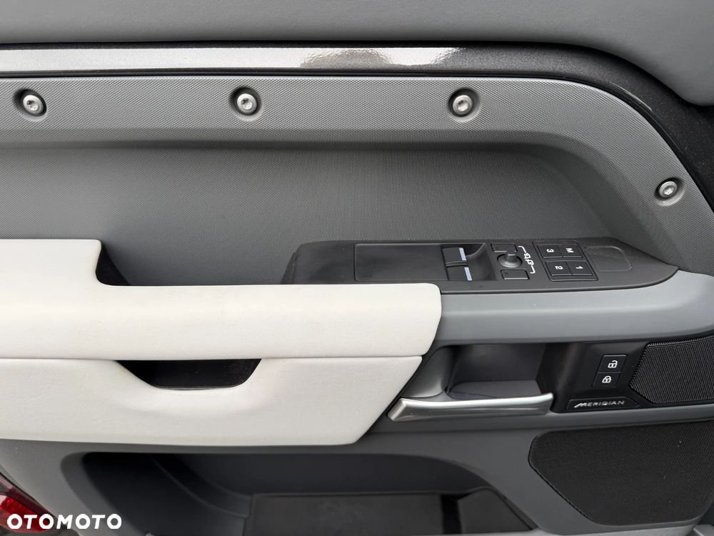 Land Rover Defender 90 D250 X-Dynamic SE - 12