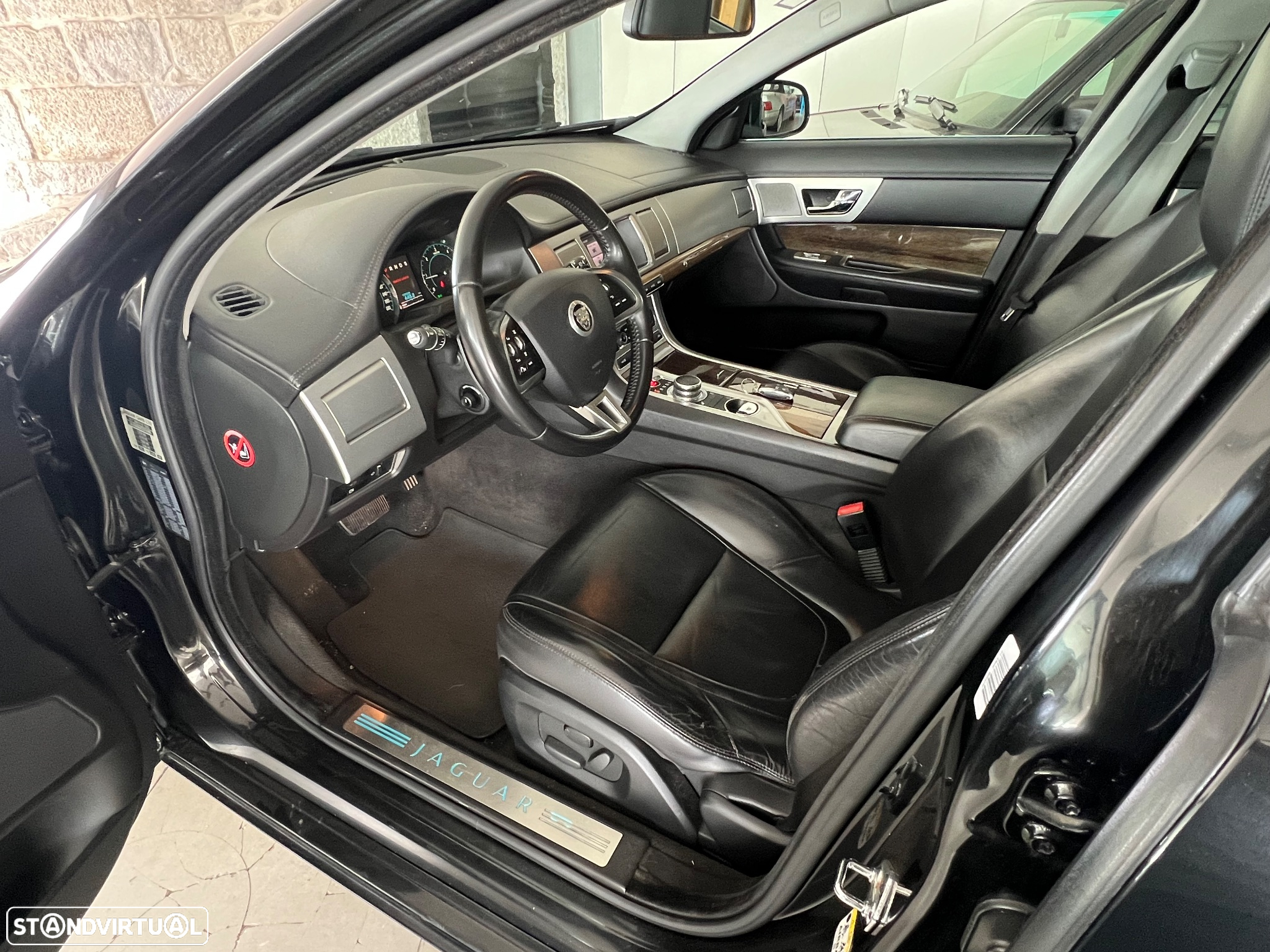 Jaguar XF 2.2 D Premium Luxury - 9