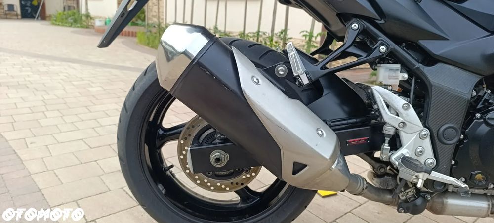 Suzuki GSR - 23