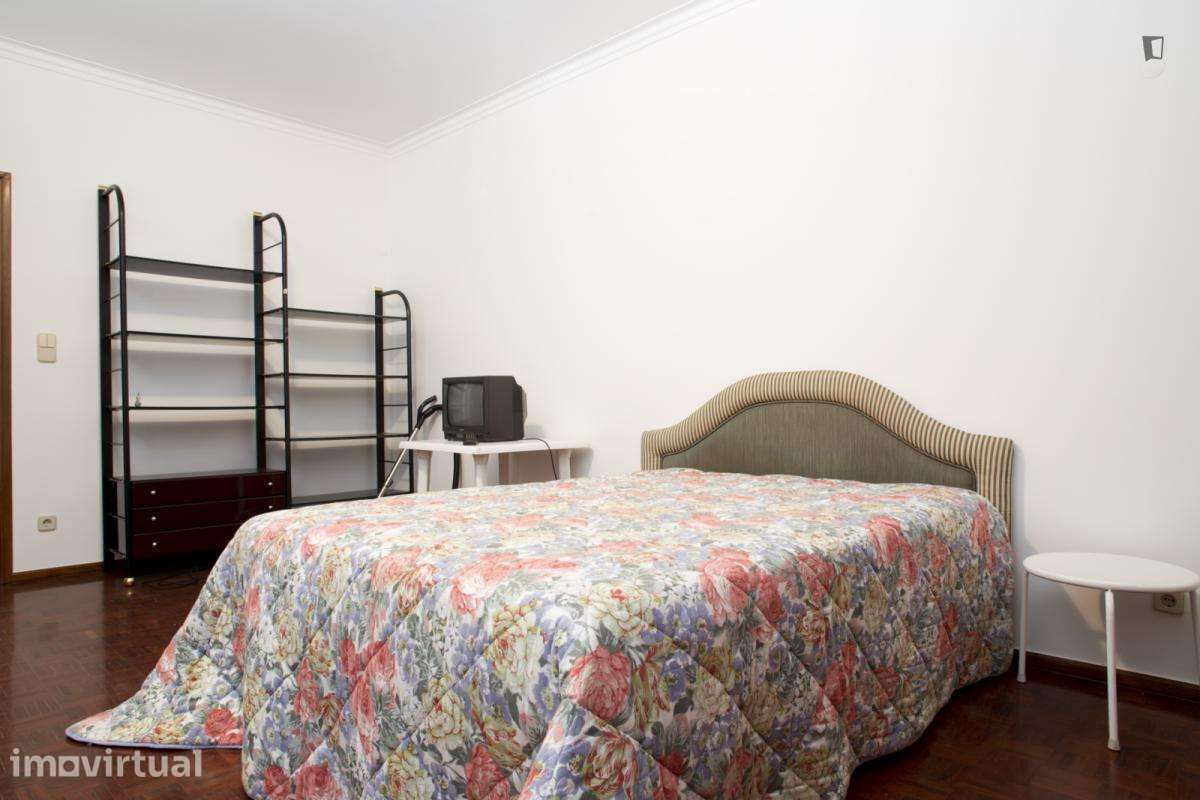 Quarto - localizado em Algés Lisbon - Grande imagem: 5/6