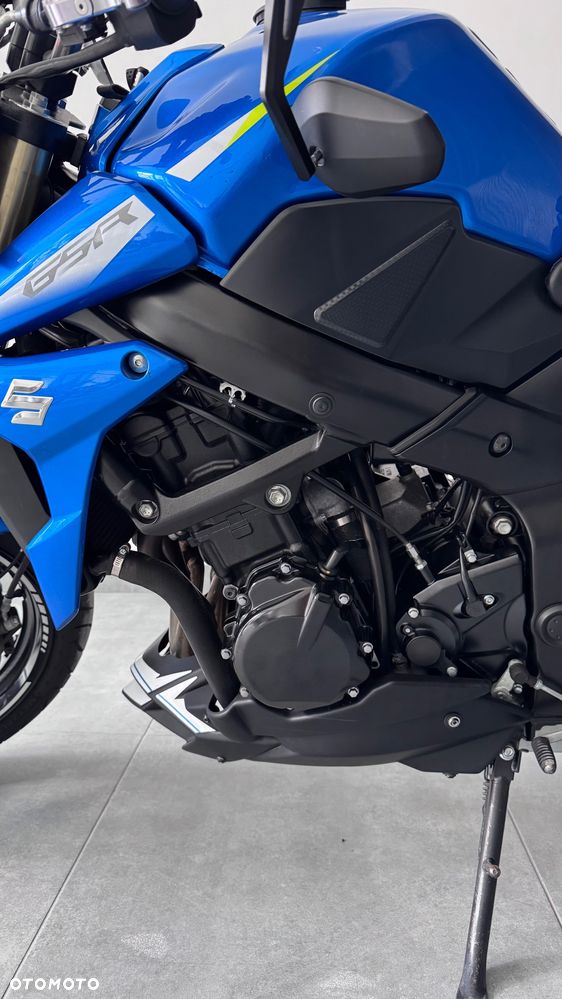 Suzuki GSR - 2