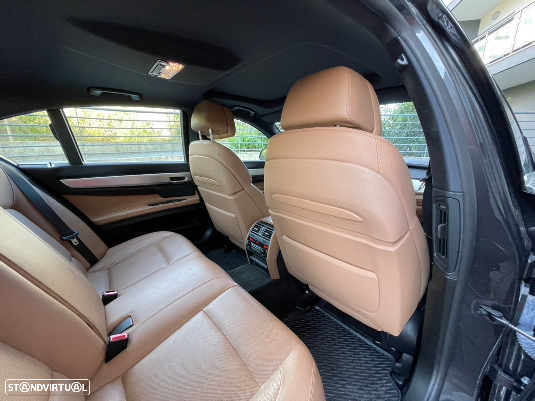 BMW 740 d Pack M - 14