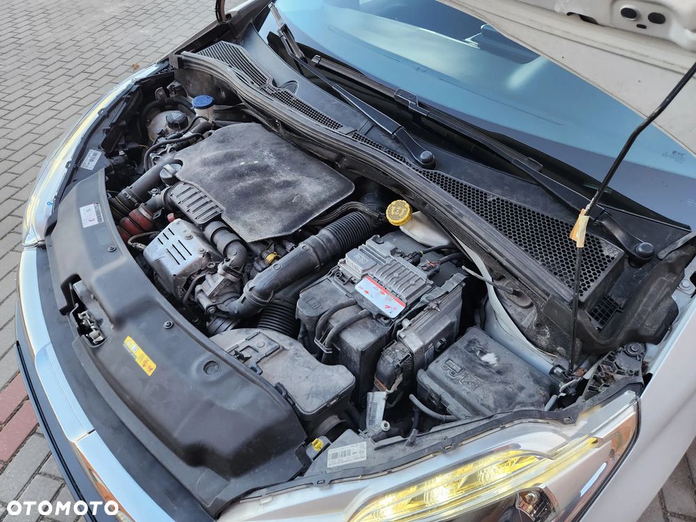 Peugeot 208 - 40