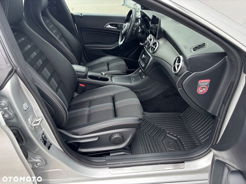 Mercedes-Benz CLA 180 7G-DCT Urban - 30