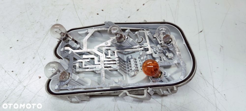 WKŁAD LAMPY W BŁOTNIK PRAWY TYŁ AUDI A6 C6 SEDAN ZWYKŁY NA ŻARÓWKI 4F5 - 2