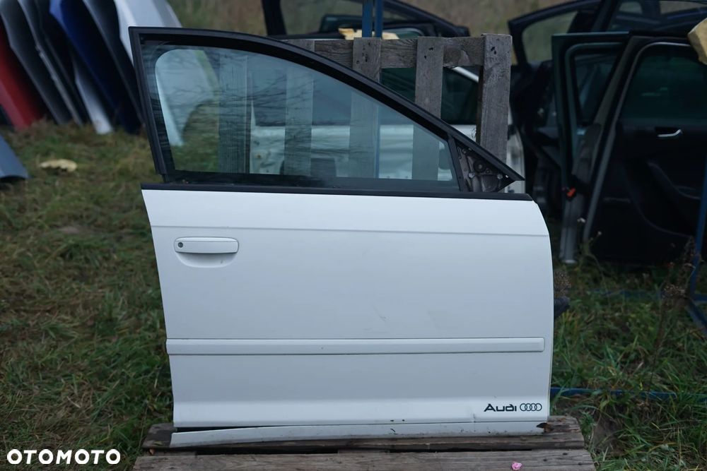 Drzwi przód przednie prawe Audi A3 8P 5d Sportback LY9C