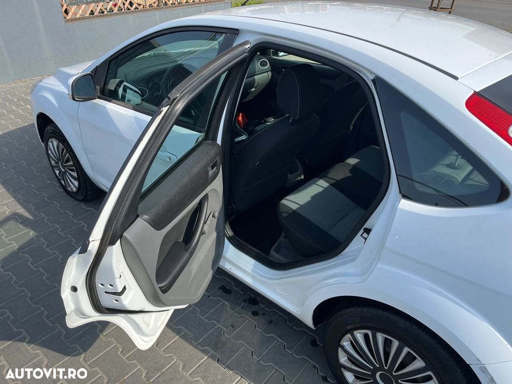 Ford Focus 1.4i Ambiente - 11