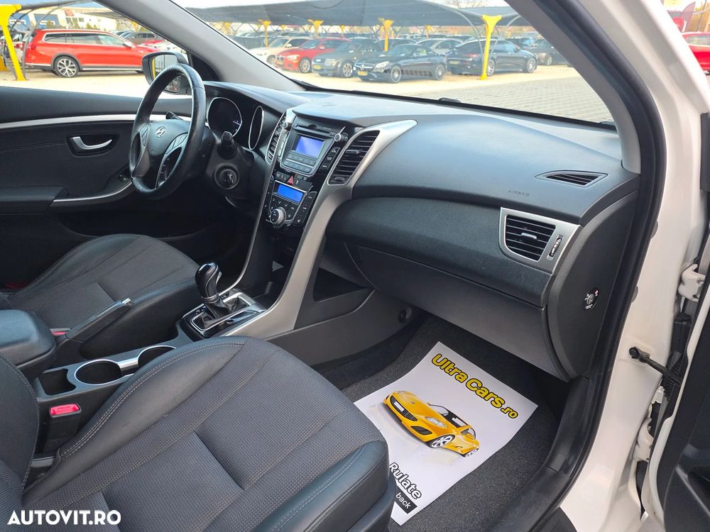 Hyundai i30 1.6 CRDI Automatik Style - 11