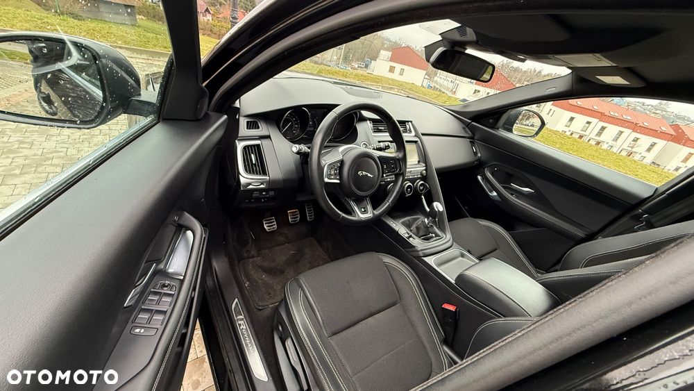 Jaguar E-Pace D150 R-Dynamic SE - 9