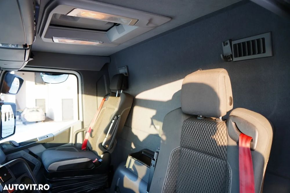 Renault T 430 / 6x2 / REFRIGERAT -9 M / UNITATE CARRIER SUPRA 1250 / platformă elevatoare / oblon rulant / punte de ridicare / direcție - 28