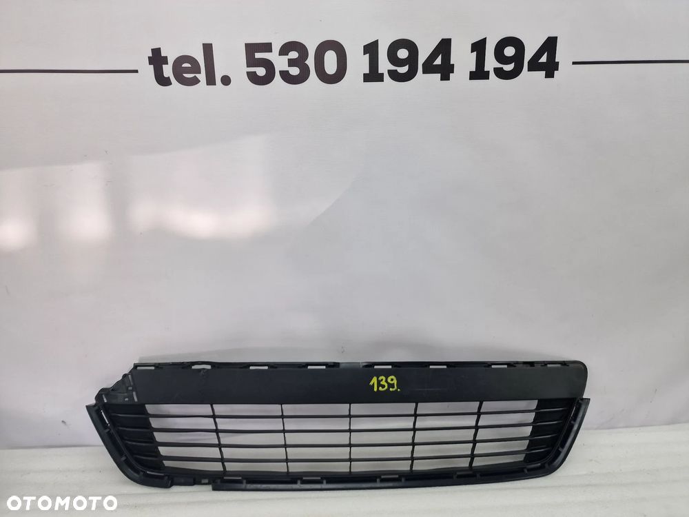 TOYOTA YARIS III 3 11- KRATKA ŚRODKOWA ZDERZAKA PRZEDNIEGO PRZÓD , NR 53112-0D210 , NR AUKCJI KR139 - 1