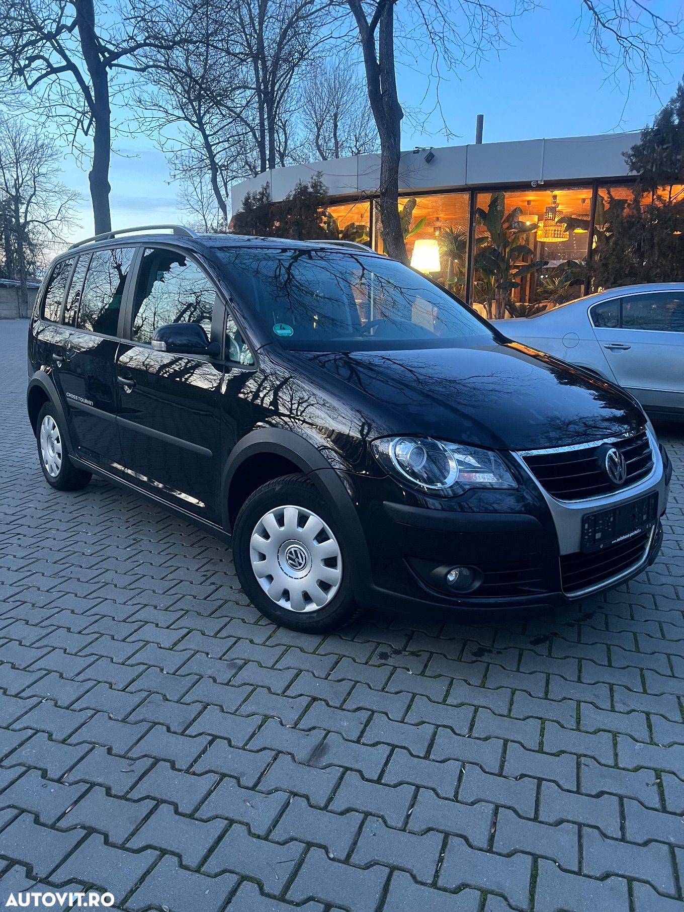 Volkswagen Touran - 1