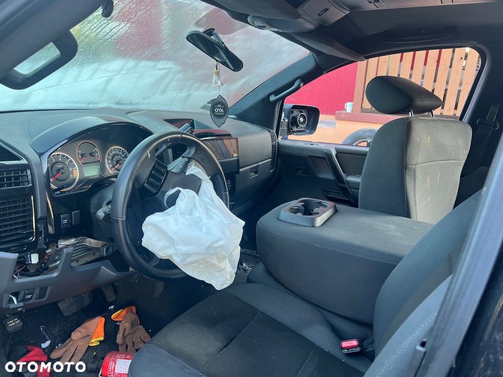 Instalacja Komory silnika Nissan titan 5.6b v8 2012r - 5