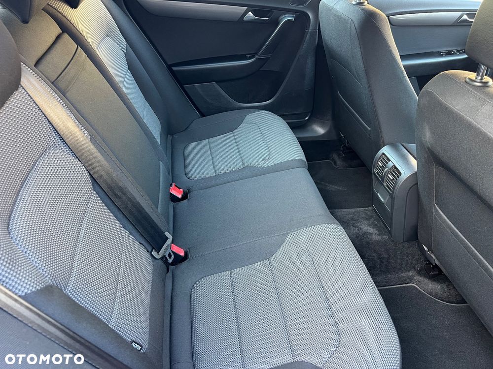 Volkswagen Passat - 11