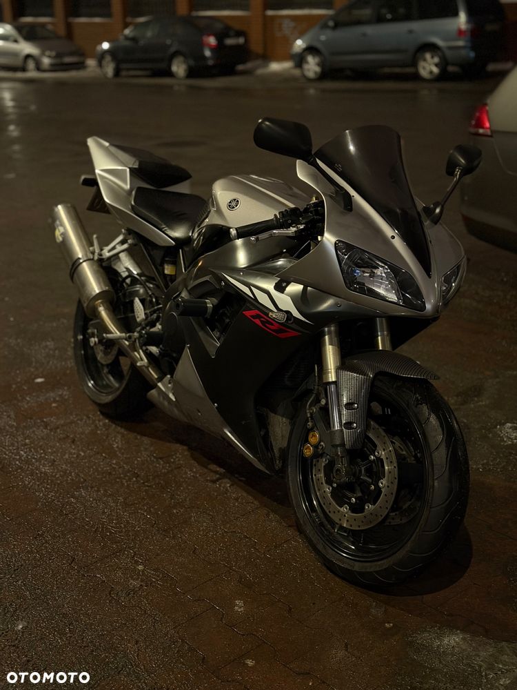 Yamaha R1 - 1