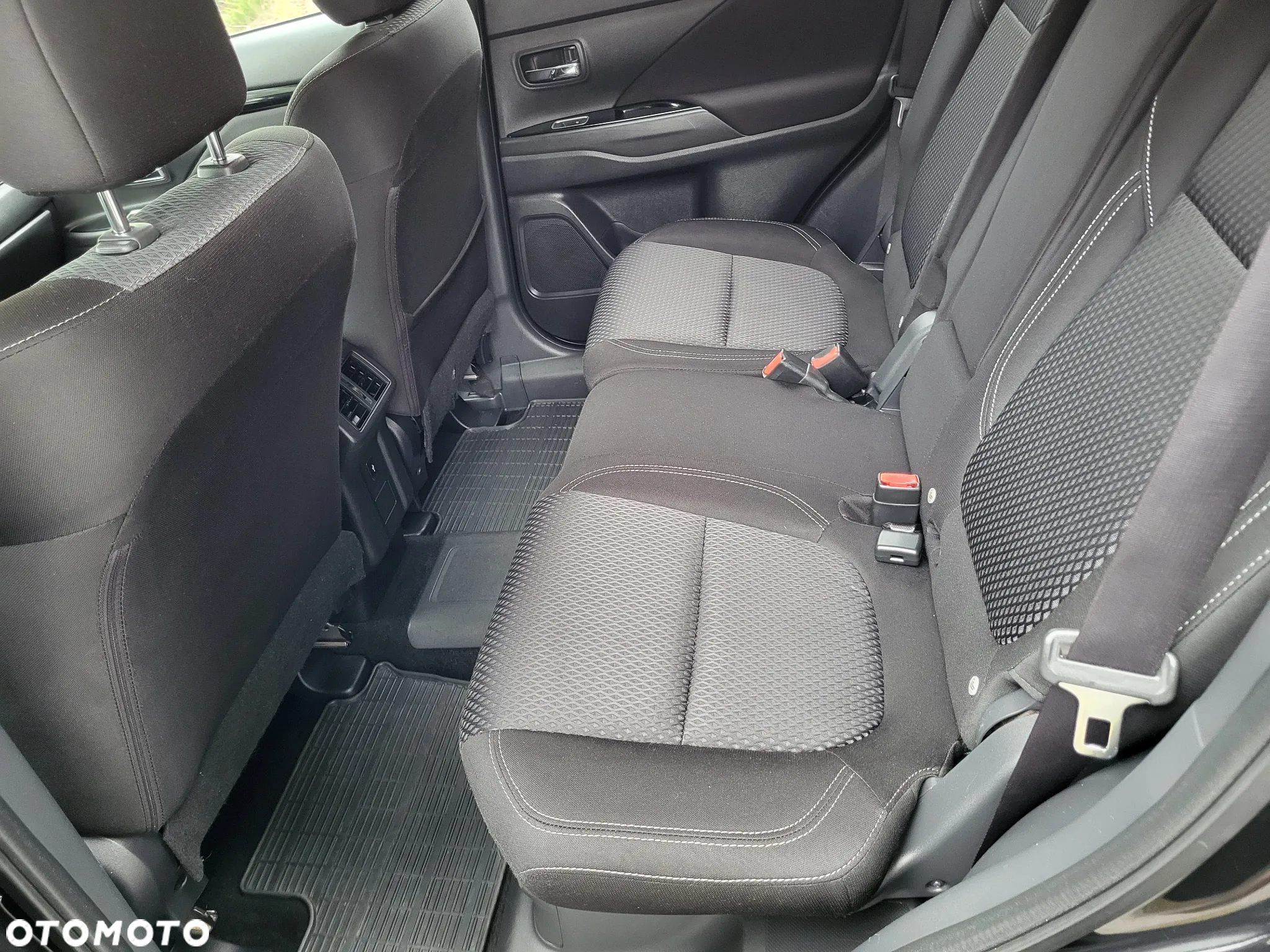Mitsubishi Outlander ver-2-4-4wd-plug--in-hybrid-intro-edition - 14