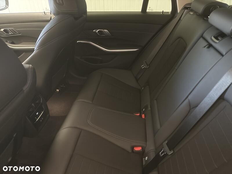 BMW Seria 3 320d xDrive mHEV - 20