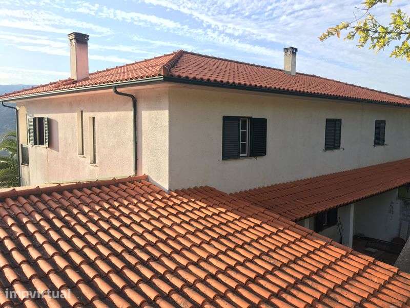 Moradia T4 com vista rio, garagem e jardim em Resende - Grande imagem: 3/9
