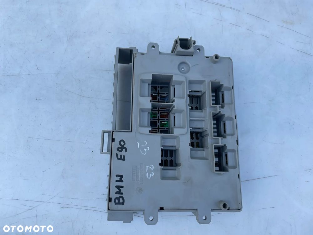 SKRZYNKA BEZPIECZNIKÓW 10688710 690662406 BMW E90 2.0 - 1