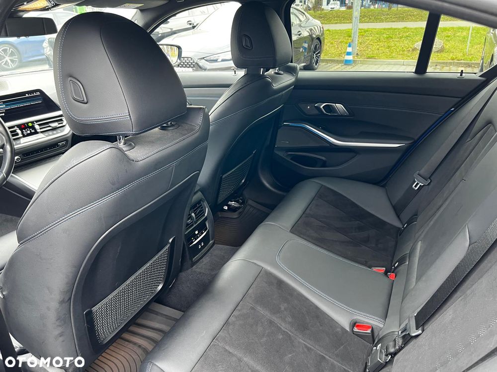 BMW Seria 3 330e M Sport - 12