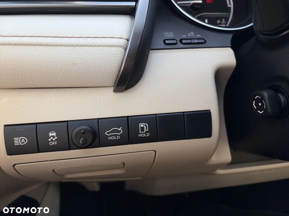 Toyota Camry 2.5 Hybrid Executive CVT - 27