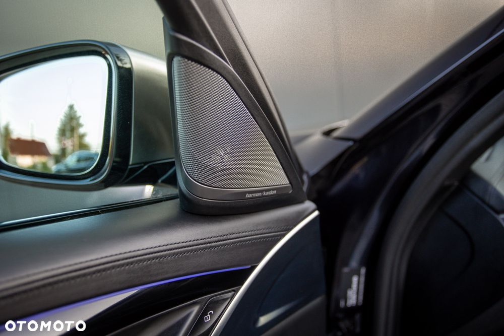 BMW Seria 5 M550i xDrive - 38