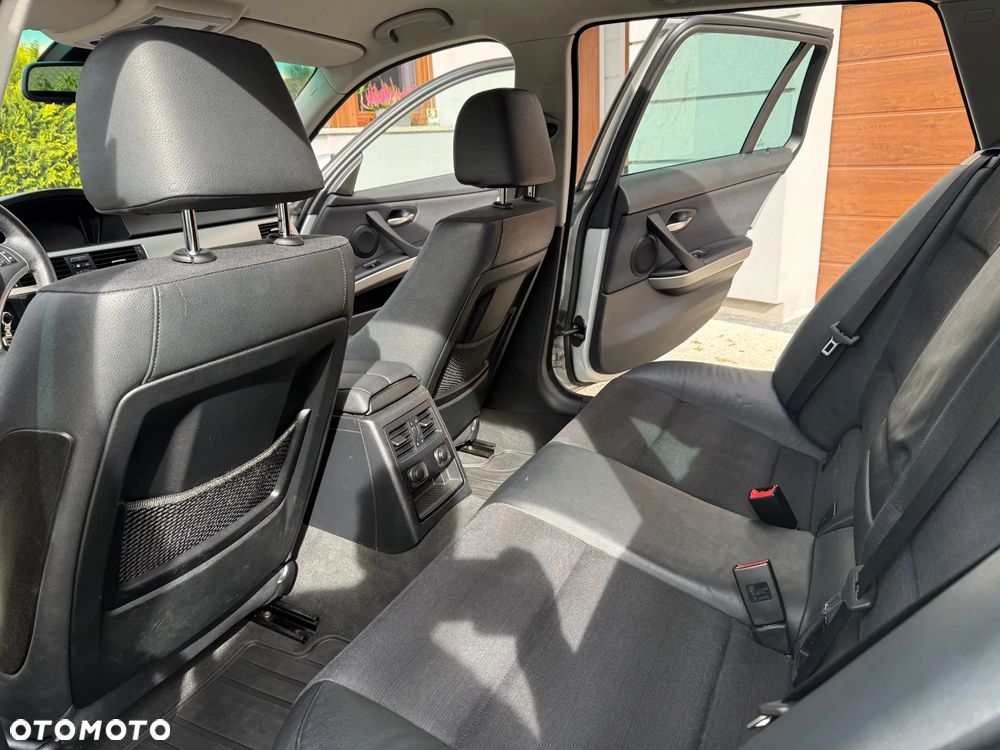 BMW Seria 3 325xi Touring - 12