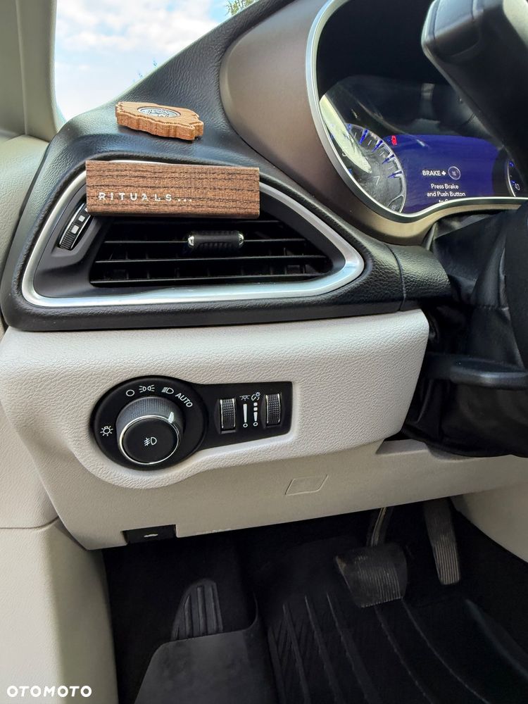 Chrysler Pacifica - 20