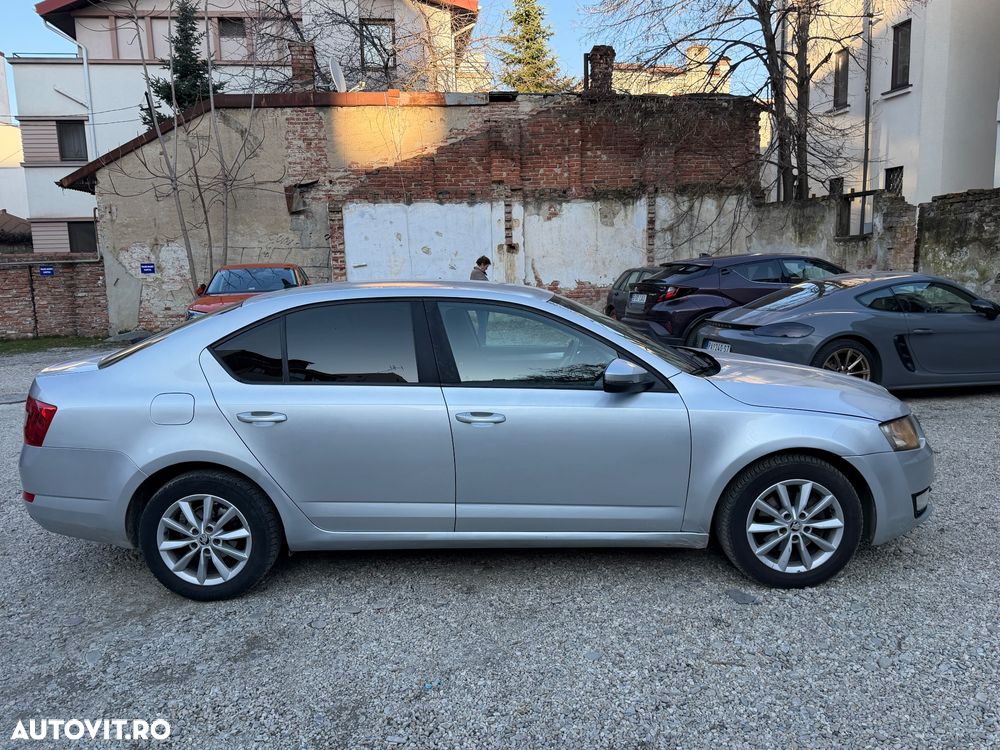 Skoda Octavia 1.6 TDI STYLE DSG - 6