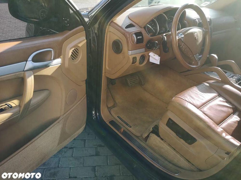 Porsche Cayenne - 21