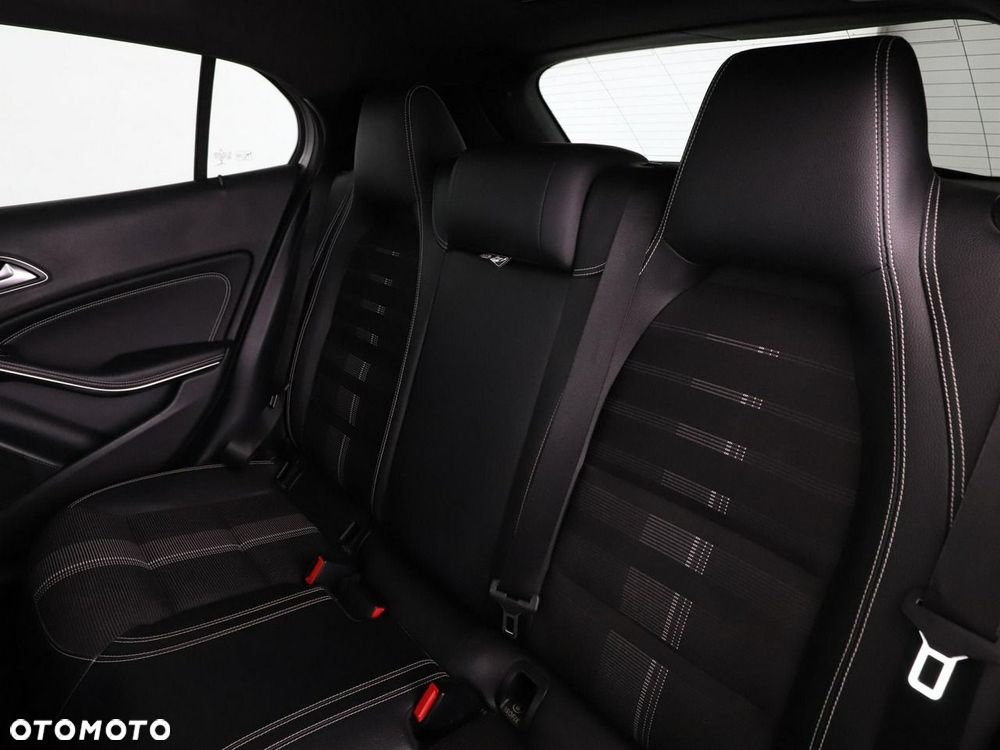 Mercedes-Benz GLA 180 Urban - 18