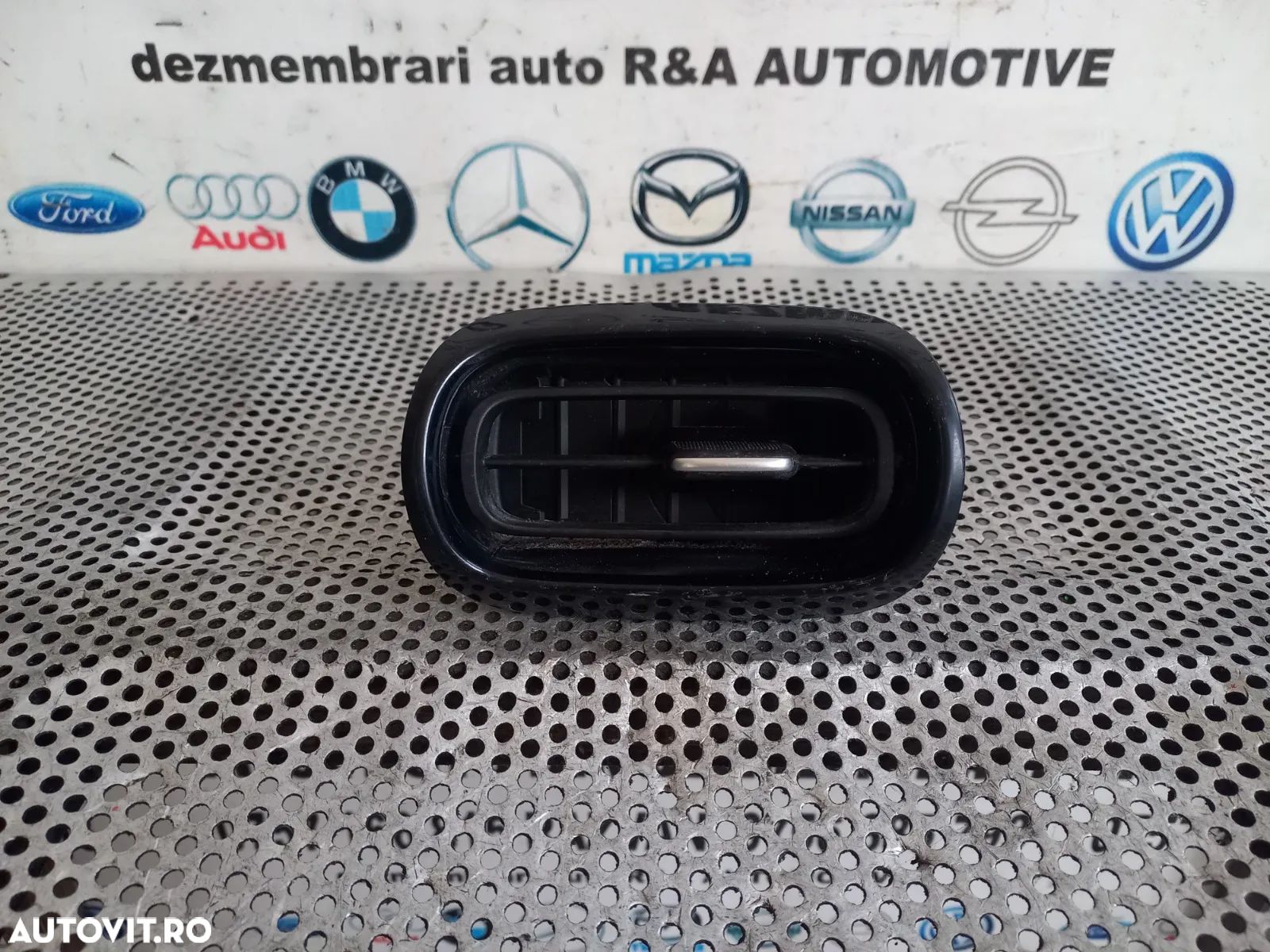 Grila Ventilatie Bord Dreapta Toyota Yaris Cross An 2020-2021-2022-2023-2024 Volan Stanga Europa - 1