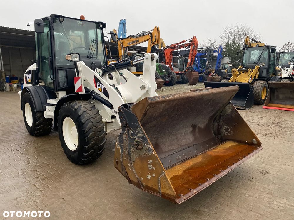 Caterpillar CAT 908M, 2020 ROK, 3400 MTH, ŁYŻKA OTWIERANA + WIDŁY, z NIEMIEC, - 10