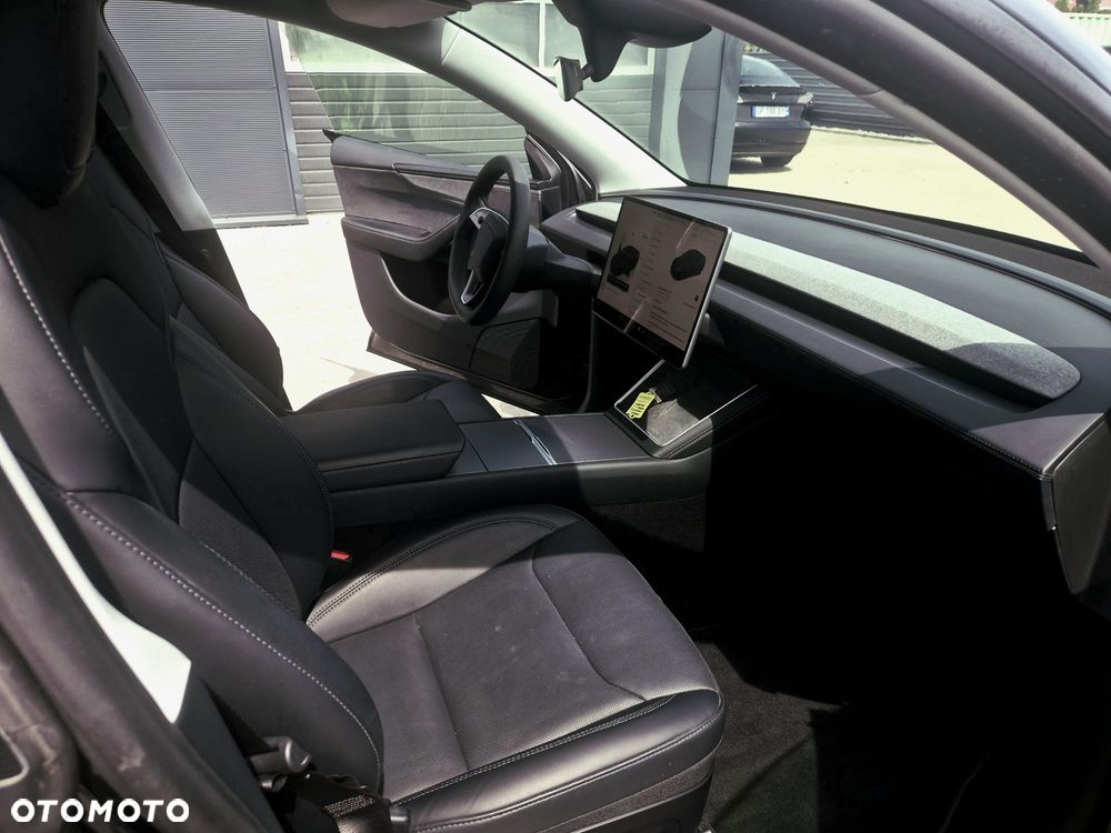 Tesla Model Y Long Range AWD - 5