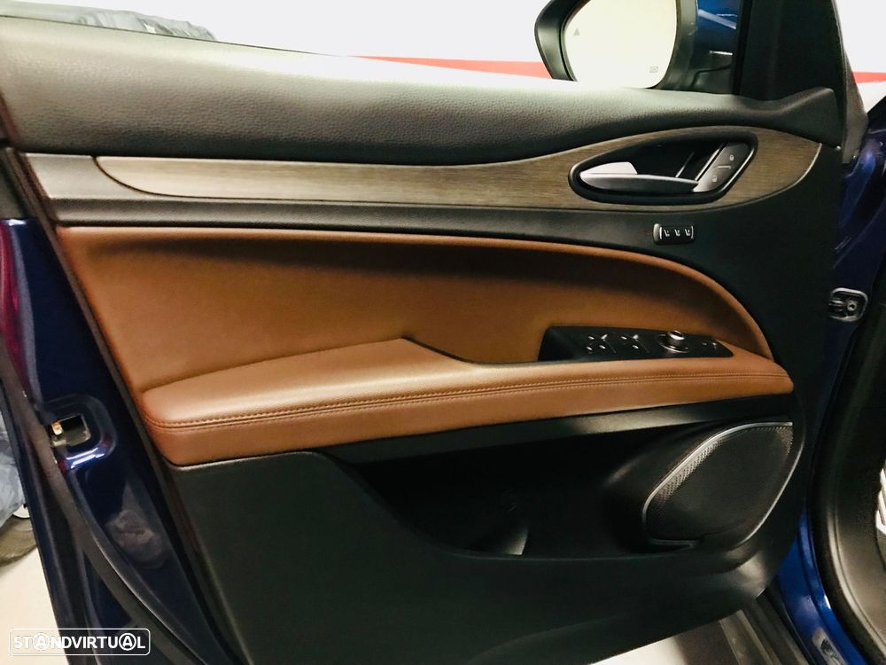 Alfa Romeo Stelvio 2.2 D Estrema Q4 AT8 - 9