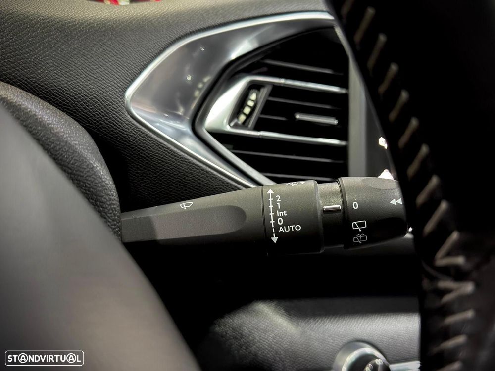 Peugeot 308 SW 1.2 PureTech Allure EAT6 - 19