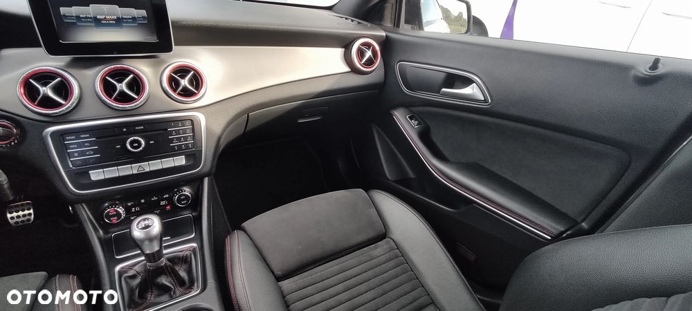 Mercedes-Benz CLA 180 AMG Line - 21