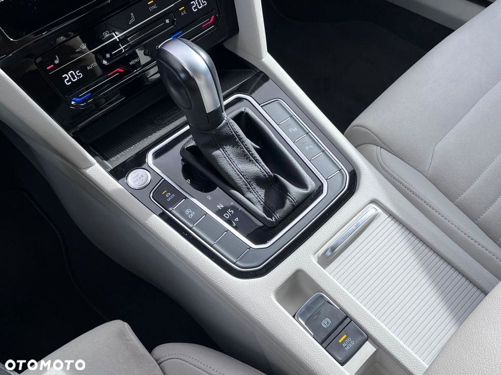 Volkswagen Passat Variant 2.0 TDI Elegance DSG - 30