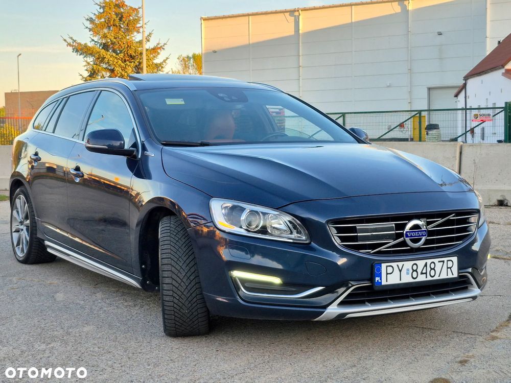 Volvo V60 D6 AWD Plug-in Hybrid R-Design Momentum - 5