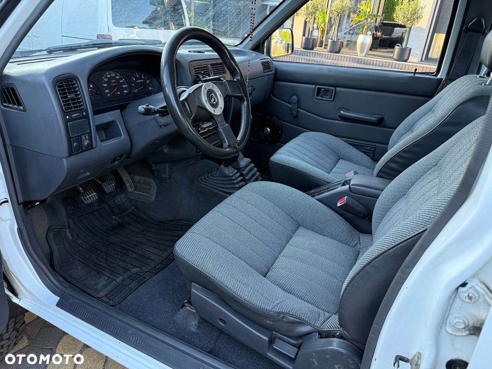 Nissan Pickup - 6