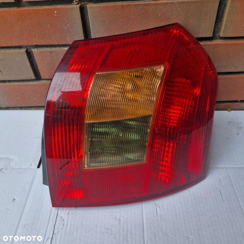 TOYOTA COROLLA E12 02-04 H/B LAMPA PRAWA TYŁ - 1