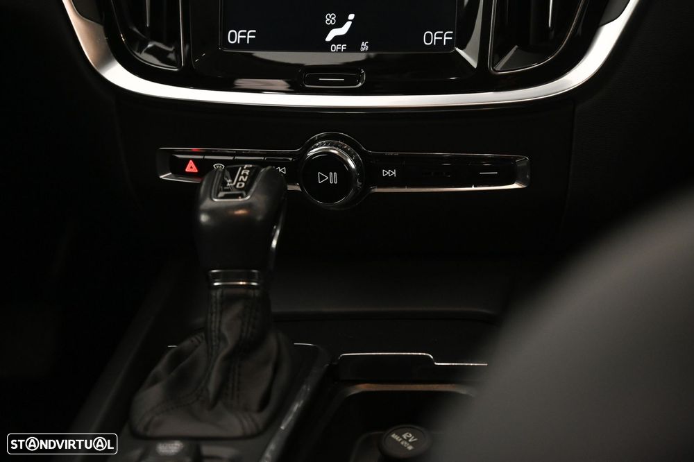 Volvo V60 2.0 D3 Momentum Geartronic - 24