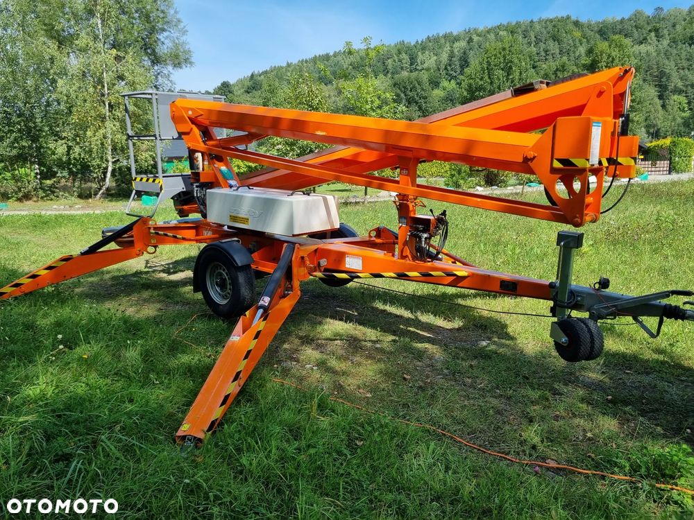 Nifty 170 HAC Zwyżka koszowa 17 metrów Podnośnik. jak Nowa z salonu 2015rok. PRĄD 230v. 4 sekcje sterowania na dole Nowy model! Z komuny Norweskiej. Używana była 1 raz do roku. Serwisowana w DEKRA do końca OKAZJA. Zwyżka Obrotowa. Poziomowanie kosza. Pełna Hydraulika. Ani deka luzów i wycieków. Zadbany sprzęt. Posiadam 2 identyczne sztuki. Druga z 2020 roku! - 4