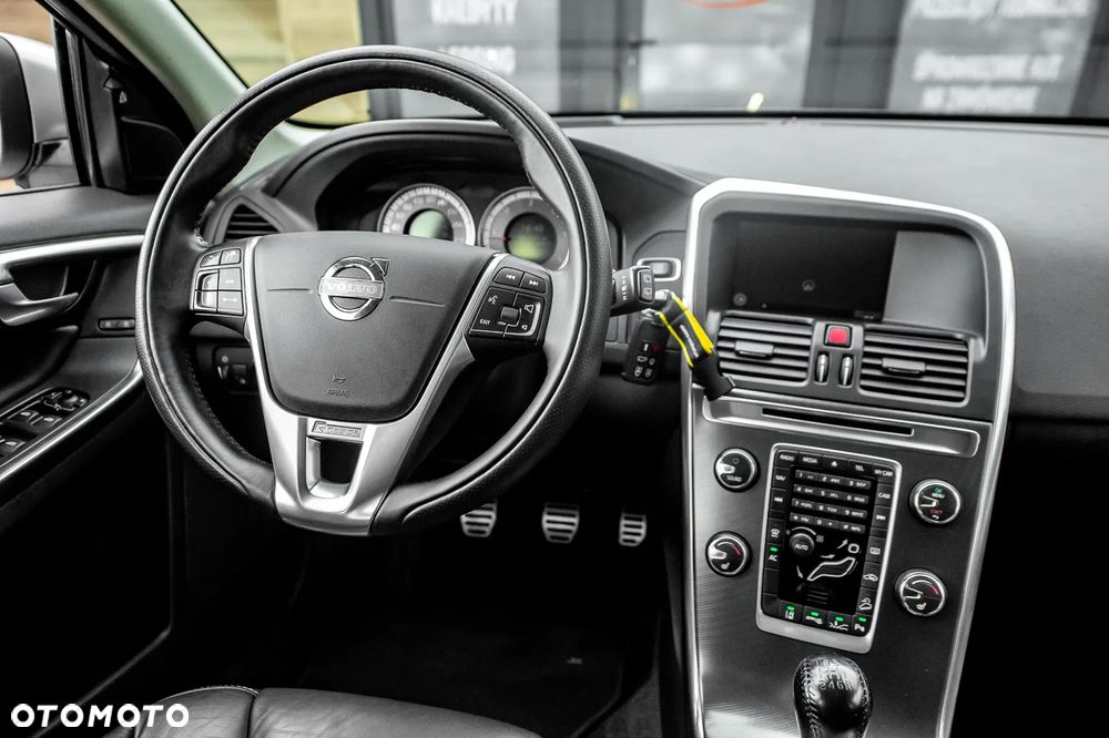 Volvo XC 60 2.4D AWD R-Design - 23