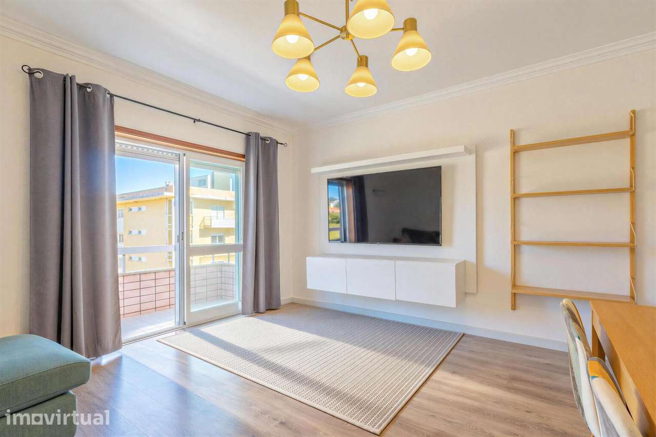 Apartamento T2 de três frentes com duas varandas e garagem ... - Grande imagem: 2/36