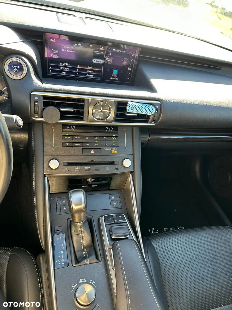 Lexus IS 300h Executive Line - 30