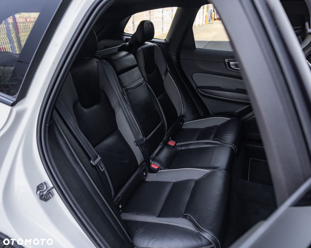 Volvo XC 60 D4 AWD Geartronic RDesign - 18