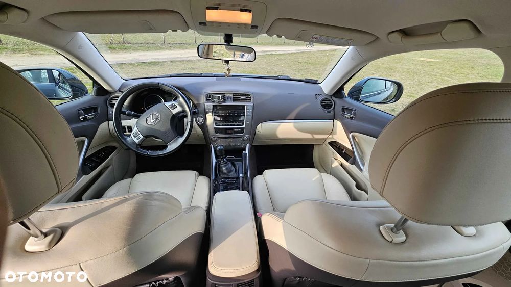 Lexus IS 220d - 17